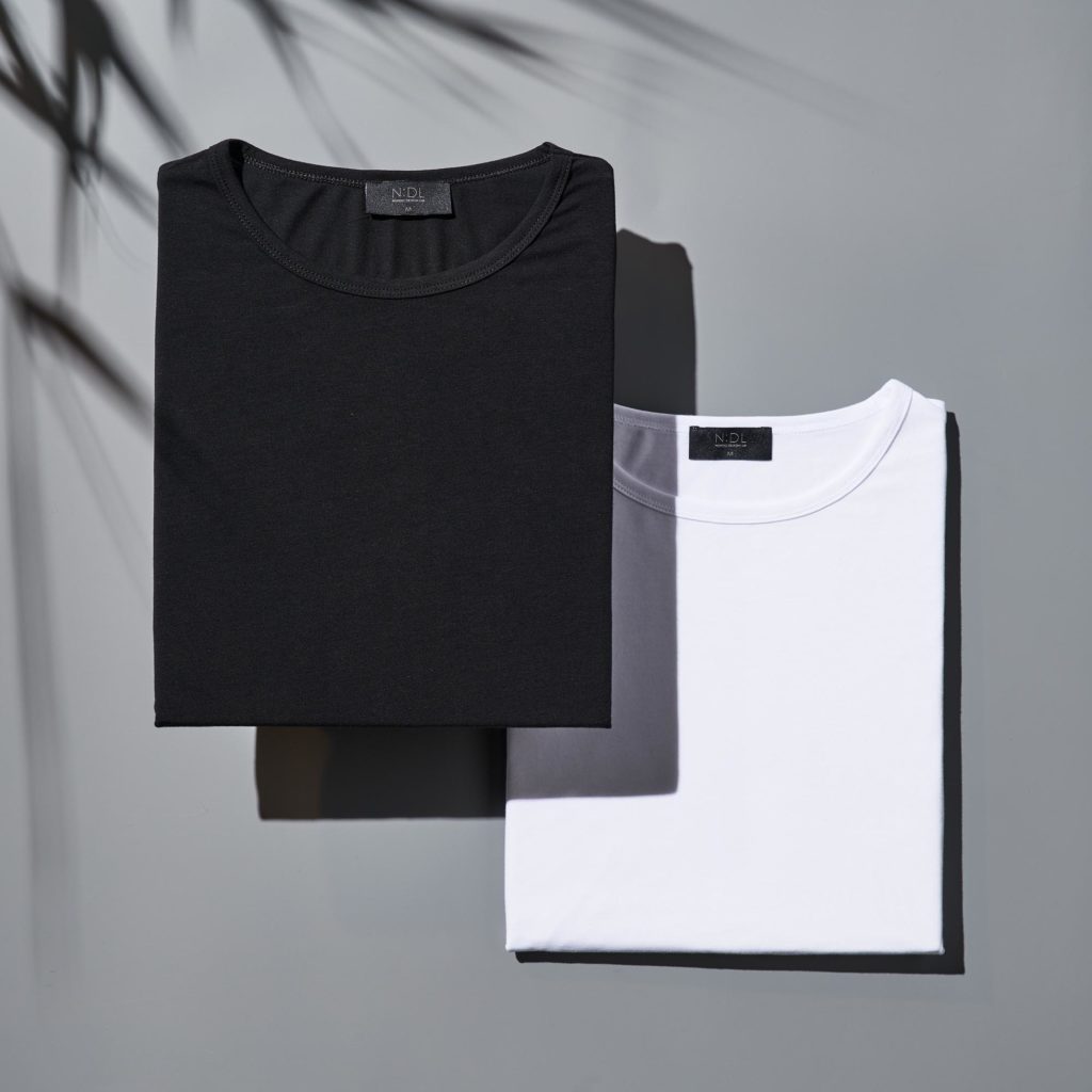 Simpel sort og hvid t-shirt pakke