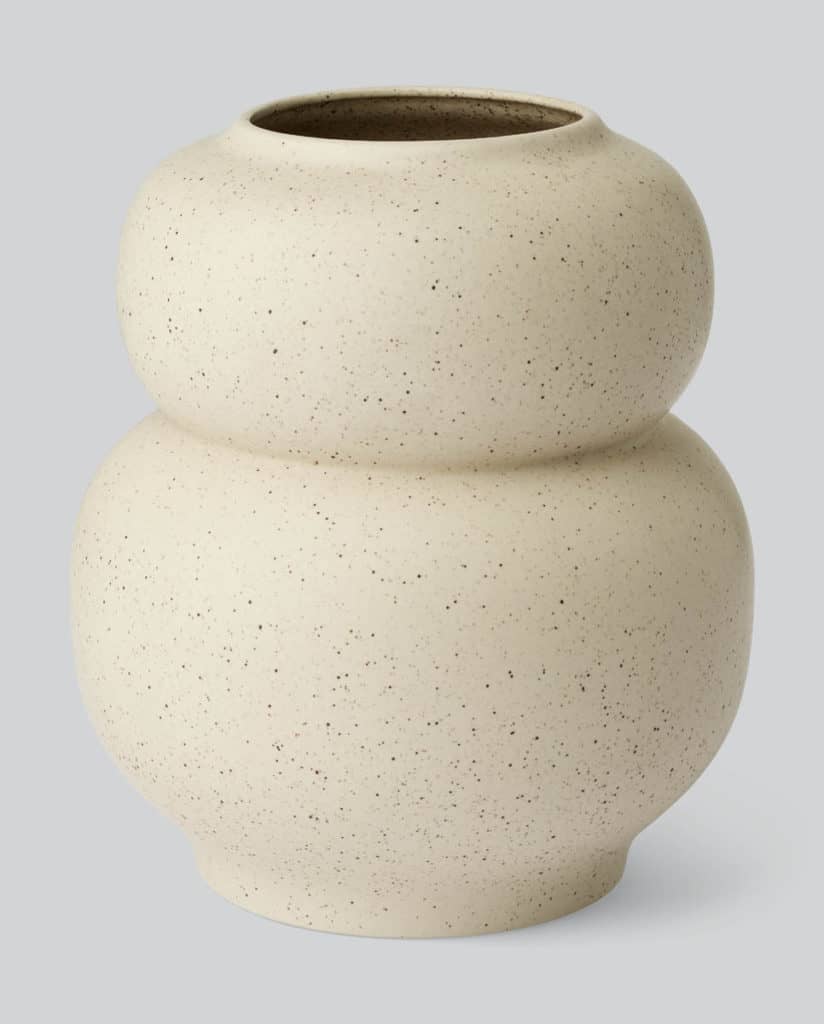 Produktbillede packshot af beige vase med runde former fra Bolia