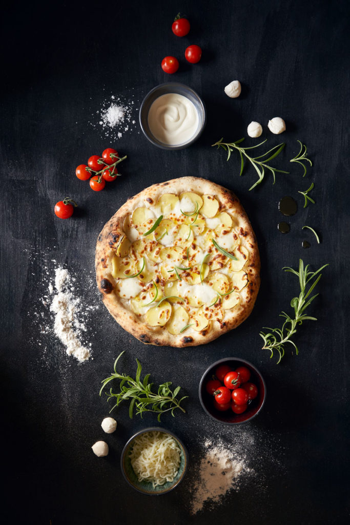 Kreativt madbillede miljøbillede af pizza